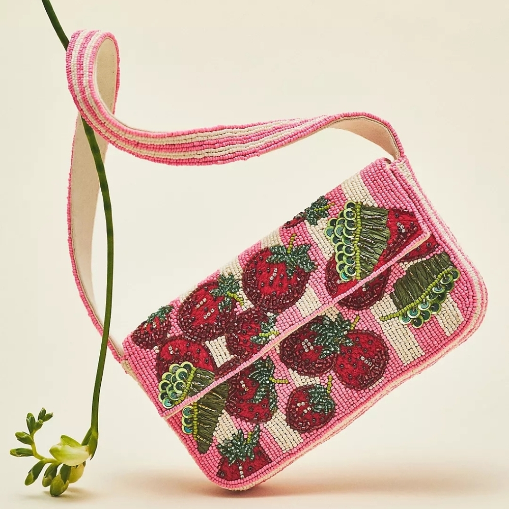 ๐ผ NWT Anthropologie Fiona strawberry beaded purse - Picture 1 of 5